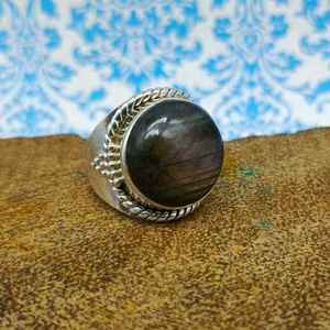 Bijoux semi-précieux en argent sterling 925 faits à la main Bague en pierres précieuses Labradorite Forme ronde Gris avec bague en pierre Flash bleue - Product Image 3