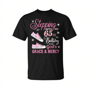 Camiseta con la frase: Entrando a mi 65.º cumpleaños con la gracia y la misericordia de Dios - Product Image 2