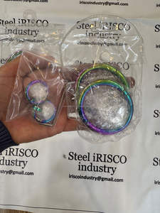 Juego de esposas de cuello de acero inoxidable y titanio con diseño arcoíris - 100% impermeables, personalizables, de alta calidad, estilo BDSM/Kinky. - Product Image 2