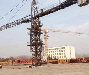 Grúa Torre Económica Modelo 7020, Altura Máxima de Elevación 120m, Carga Nominal 1.5 Toneladas, Uso en Construcción, Motor de Alto Rendimiento - Product Image 1