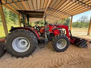 Tractor agrícola utilitario diésel Massey Ferguson 4710 listo para trabajar, equipo agrícola 4x4 con cargador frontal, uso comercial de alta resistencia. - Product Image 2