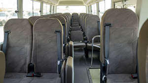 COASTER 4.2D MT, Furgoneta Diésel Automática de 30 Plazas con Tracción en las Cuatro Ruedas, Neumáticos R15, Interior de Cuero Claro, Usada - Product Image 5