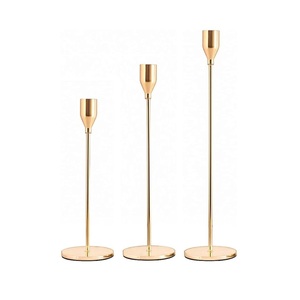 Portavelas de metal hecho a mano diseñado para proyectar luz relajante y crear una atmósfera calmante en toda la casa. - Product Image 1