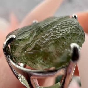 Collier pendentif ovale en moldavite brute Bijoux faits à la main authentiques Pierre précieuse unique avec véritable moldavite Chlum - Product Image 5