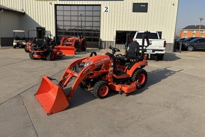 รถแทรกเตอร์ขนาดเล็ก Kubota BX2680 สมรรถนะสูง พร้อมอุปกรณ์ตักดินด้านหน้าและอุปกรณ์ตัดหญ้า ระบบขับเคลื่อน 4 ล้อ - Product Image 3