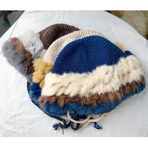 Venta al por mayor de fábrica: Gorro de cubo de estilo coreano de ganchillo con orejeras de felpa y pañuelo para la cabeza, gorro cálido para mujer para viajes al aire libre - Product Image 4