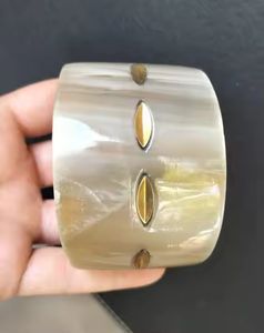 Bracelets en spirale en corne de buffle artisanale antique Bracelets pour femmes à la mode par l'artisanat en croissant - Product Image 4