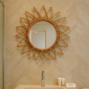 Espejo de pared bohemio hecho a mano de ratán versátil para uso doméstico y hotelero - Product Image 3