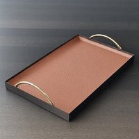 Plateau de luxe en cuir fabriqué à la main avec une surface riche et des poignées élégantes, idéal pour les salles à manger haut de gamme et les espaces de vie modernes