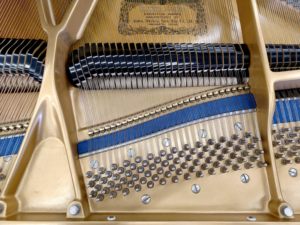 Piano à queue Kawai KG3C d'occasion, excellent état, livraison rapide, finition élégante, touches lisses, 88 touches - Product Image 3