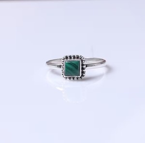 Vente en gros de bagues de designer élégantes en argent sterling 925 avec cabochon en malachite et pierres précieuses serti de diamants Anniversaire classique - Product Image 1
