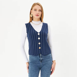 Gilet tricoté rayé à col en V décontracté pour femmes avec tissu d'usure extérieur à boutons - Product Image 1