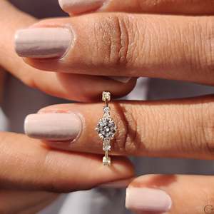 Bague de fiançailles en diamant rond avec sertissage élégant Muse - Product Image 3