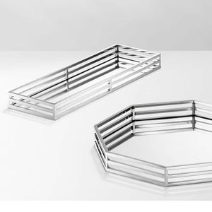 Plateau vintage en métal et verre miroir de différentes formes pour la décoration d'événements élégants et l'aménagement intérieur - Product Image 1