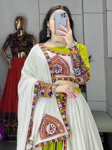 Beaux nouveaux vêtements ethniques indiens Navratri spécial pur rayonne coton Lehenga Choli Gamthi miroir travail pour les fêtes acheteurs en gros - Product Image 2