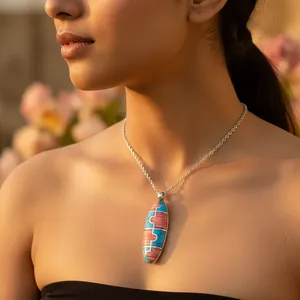 Collier pendentif en coquille d'huître barbelée argentée avec pierres précieuses et design unique - Product Image 1