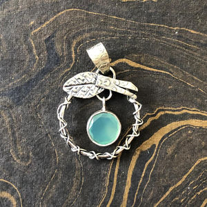 Pendentif en calcédoine aqua de designer avec sertissage clos, fait main, en or rose, bijoux religieux incrustés de diamants plaqués rhodium, fabriqué en Inde - Product Image 1