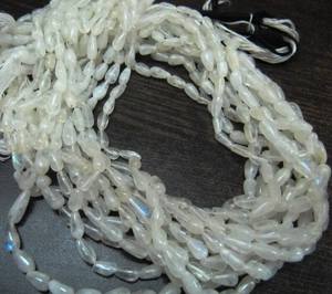 Cuentas lisas con forma de gota de piedra lunar arcoíris blanco natural de 13 pulgadas de largo - Product Image 2