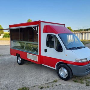 Achetez une remorque de cuisine mobile de qualité à prix abordable, avec double essieu tandem, plaque chauffante et évier pour lavage des mains, pour usage extérieur. - Product Image 4