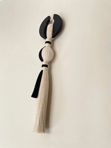 Suspension murale en macramé unique noir et blanc pour entrée, couloir, décoration intérieure et pièce murale distinctive, fabriquée à la main en Inde - Product Image 5