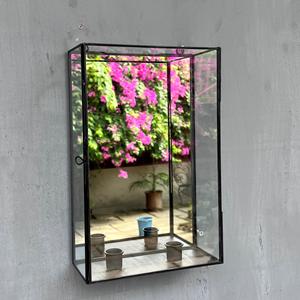 Étagère porte-bougie décorative suspendue en laiton, verre et miroir avec finition antique pour décoration murale unique - Product Image 2