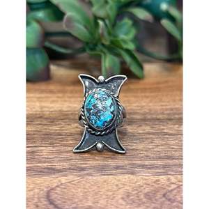 Anillo Vintage Navajo de Turquesa y Plata de Ley, Joyería Cultural Coleccionable en Talla 7.5 - Product Image 1