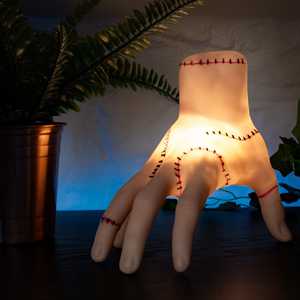 Lampe de table LED Wednesday, design Ice-Cold Hand, fabriquée en plastique durable - Product Image 5