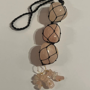 Cristal de quartz rose poli, écologique, porte-clés pour voiture, pour la protection et l'énergie positive |   Décoration intérieure de voiture tendance |   Naturel - Product Image 1