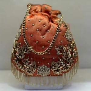 Bolsa Potli de seda de diseñador de moda con detalles de cuentas en patrón de cubo y Asa única Ideal para ropa de fiesta y boda - Product Image 1