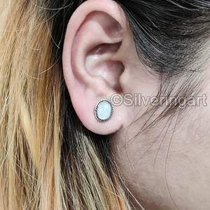 Boucles d'oreilles clous pour femmes, pierre de lune arc-en-ciel naturelle, cadeau de Noël, bijoux bohèmes faits à la main, boucles d'oreilles clous en argent sterling 925 - Product Image 3