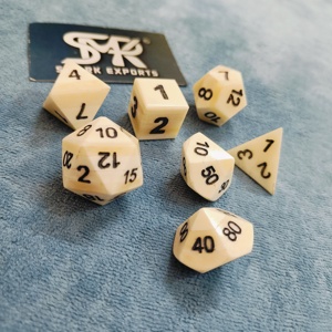 Jeu de dés RPG en os de buffle poli respectueux de l'environnement avec des formes polyédriques pour un roulement en douceur et un look de jeu classique - Product Image 4