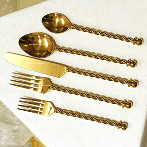 Ensembles élégants de couverts en métal de conception avec l'or de poignée torsadée de fil pour des ensembles de couverts de vaisselle de maison et de mariage - Product Image 1