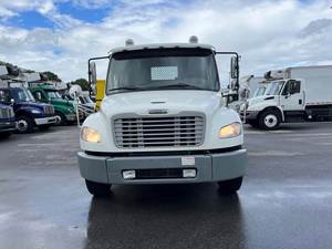 Camion commercial de moyenne capacité, semi-remorque routière, tracteur routier 6x4, camion à plateau pour transport interurbain et longue distance pour le transport de marchandises en vrac - Product Image 2