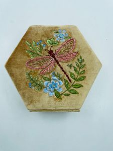 Boîte de rangement pour bijoux en bois et tissu velours de luxe de forme hexagonale, brodée à la main, couleur et taille personnalisées, pour bagues - Product Image 2
