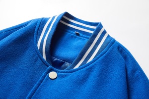 แจ็กเก็ตเบสบอลมีตัวอักษรแบบสั่งทำสำหรับผู้ชายผ้าแคนวาสแขนเสื้อหนังปักลายโลโก้ด้านหน้า - Product Image 3