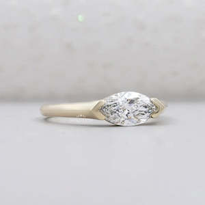 Bague de fiançailles solitaire en diamant de laboratoire taille marquise East West, certifiée IGI, plaquée rhodium, style tendance, or jaune pour - Product Image 2