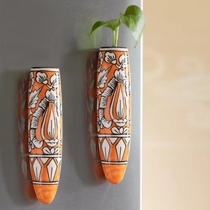 Gran oferta de jarrones magnéticos de cerámica, Juego de 2 perfectos para exhibir flores frescas o secas en espacios pequeños, disponibles al mejor precio - Product Image 1