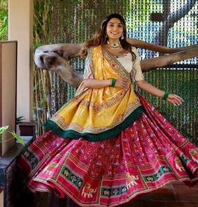 สไตล์บอลลีวูดเย็บปักถักร้อยหนักและหลายทำงานเนยไหม Lehenga Choli สำหรับผู้หญิงพิเศษงานแต่งงาน Lehengha Choli - Product Image 1