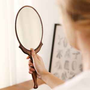 Elegante espejo de mano de madera hecho a mano de madera natural, que ofrece un acabado suave y un aspecto elegante para el uso diario. - Product Image 2