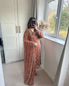 Alta calidad mejor tela pakistaní étnico desgaste señoras Shalwar Kameez trajes para Niñas para fiestas - Product Image 5