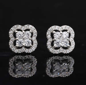 Boucles d'oreilles élégantes en or blanc 14 carats d'inspiration florale avec diamants naturels en grappe et pavé de diamants pour un éclat radieux - Product Image 6
