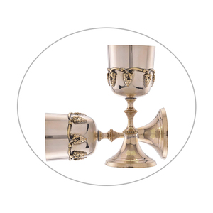 Cáliz Sagrado de Latón Antiguo, Copa de Comunión, Estilo Medieval, Regalo Religioso, Cáliz Decorativo Vintage para Iglesia o Hogar - Product Image 1