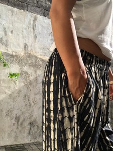 กางเกงโยคะตัวยาวของผู้หญิงพิมพ์ลายมัดย้อมผ้าเรยอนสีดำทำด้วยมือทรงหลวมชายหาดพร้อมโลโก้สำหรับฤดูร้อน - Product Image 6