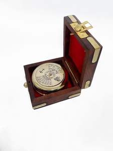 Llavero de brújula clásica de cobre con patrón circular, ligero y ecológico, con grabado de reloj de sol y poema de Robert Frost, ideal para regalo. - Product Image 4