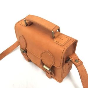 Hot Promo The Camden Classic Structured Caramel Leather Crossbody Satchel con diseño de doble hebilla hecho a mano de Indonesia - Product Image 1