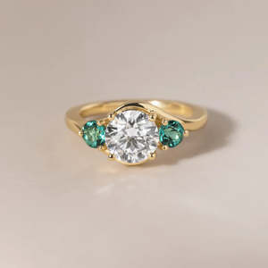 Bague de fiançailles Elentique certifiée IGI, or vintage, trois pierres, diamant de laboratoire fantaisie vif, coupe excellente, clarté VS1, 2,20 CT - Product Image 1