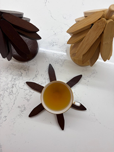 Ensemble de dessous-de-plat et de dessous-de-bouilloire en bois écologique, design arbre |   Protecteur de table en bois massif fait main pour plats chauds - Product Image 3