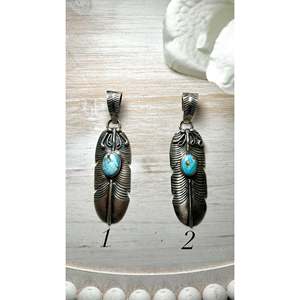 Pendentif artisanal en turquoise Golden Hill avec motif croix, serti Navajo, en argent sterling, breloque religieuse, fait main par un artiste - Product Image 1