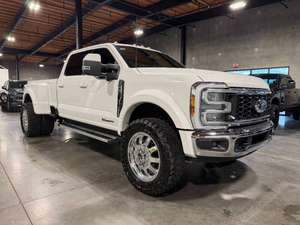 Nouveau 2023 de qualité supérieure, F-450 Super Duty Lariat, conduite à gauche, boîte automatique, intérieur foncé, caméra de recul, porte-bagages de toit métallique - Product Image 4