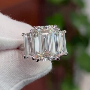 Bague de fiançailles à trois pierres en émeraude certifiée IGI, diamant cultivé en laboratoire 15,00 carats, D-E-F VVSVS - Product Image 5